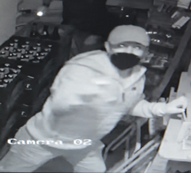POL-H: Öffentlichkeitsfahndung: Drei Einbrecher bei Tat von Überwachungskamera gefilmt - Wer kann Hinweise geben?