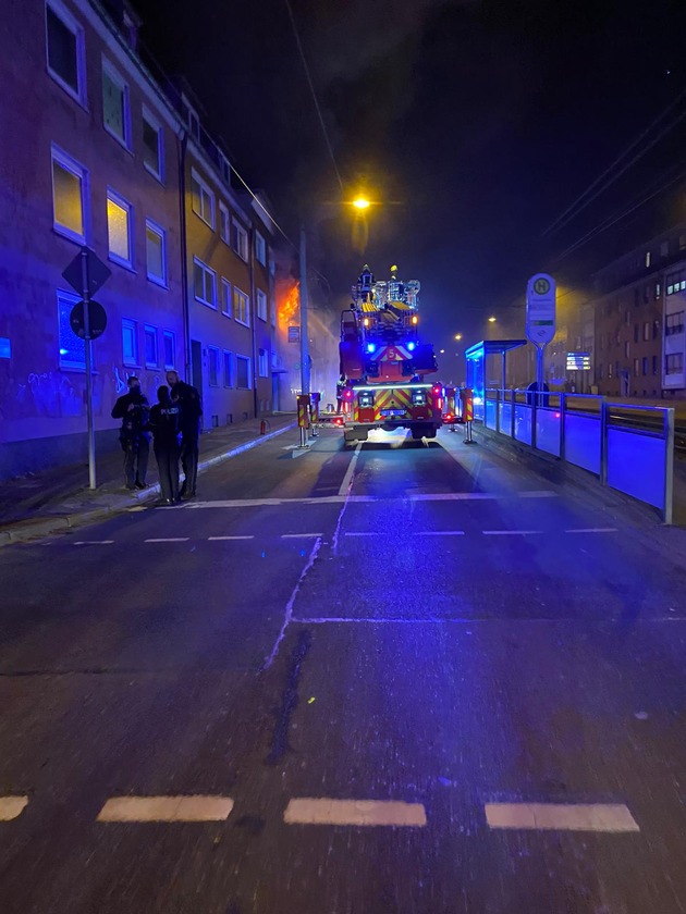 FW-GE: Ausgedehnter Wohnungsbrand in Gelsenkirchen-Schalke fordert zwei verletzte Personen