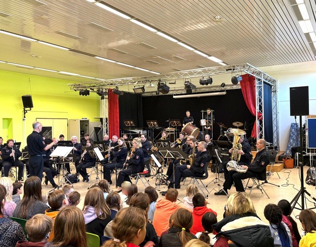 POL-HM: Präventions-Workshop mit dem Polizeiorchester Niedersachsen an Grundschule am Rosenbusch - Miteinander statt Ausgrenzung