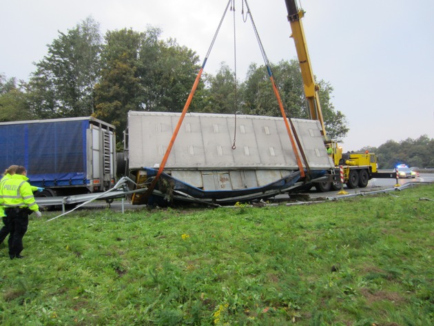 POL-WL: Maschen - Tiertransporter umgekippt ++ Neu Wulmstorf - Polizei stellt Fahrraddieb und sucht Geschädigten ++ Seevetal - Fahrer mit 2,5 Promille verursacht Verkehrsunfall ++ und weitere Meldungen