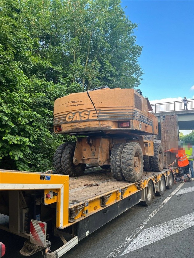 POL-HX: Bagger auf Tieflader rammt Brücke