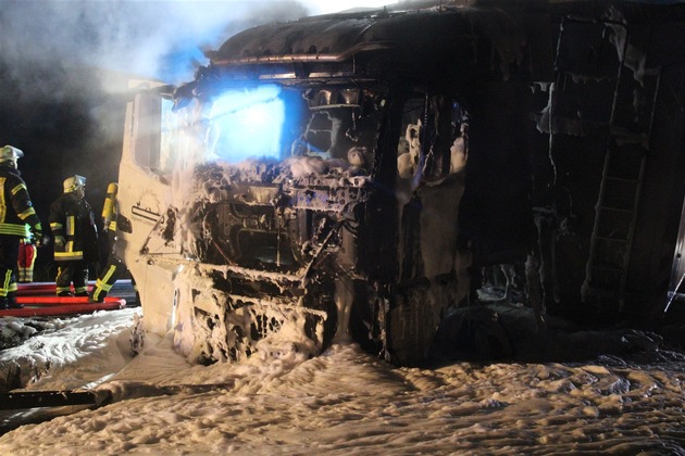 POL-MI: Glätteunfall auf der B 482: Lkw-Führerhaus geht in Flammen auf