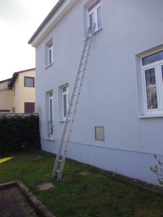 POL-HM: Nachtragsmitteilung zur Meldung &quot;Raubüberfall in Ottenstein&quot;: Öffentlichkeitsfahndung mit Phantonzeichnung - 5000 Euro Belohnung - Spur der Leiter führt nach Ostwestfalen
