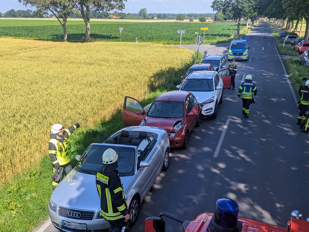 FW-KLE: Verkehrsunfall mit mehreren Fahrzeugen - auslaufende Betriebsstoffe auf der Uedemer Straße