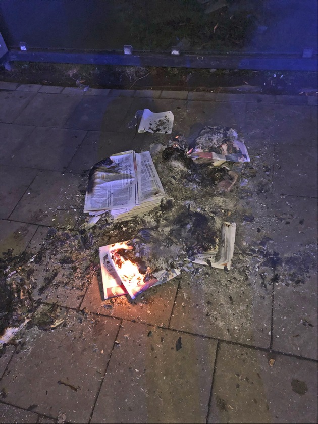 POL-ME: Einen Stapel Tageszeitungen in Brand gesetzt - Ratingen - 2201049