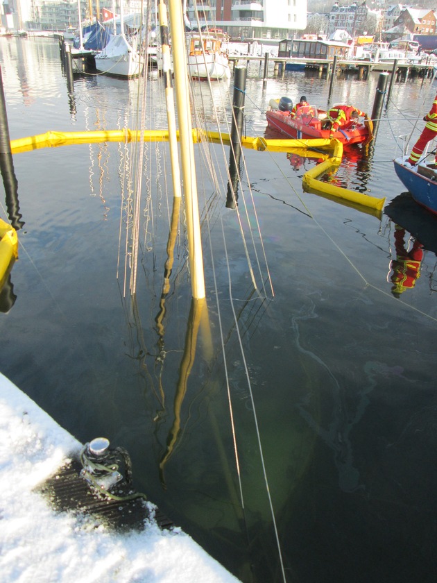 POL-FL: Gesunkenes Schiff verursacht Gewässerverunreinigung