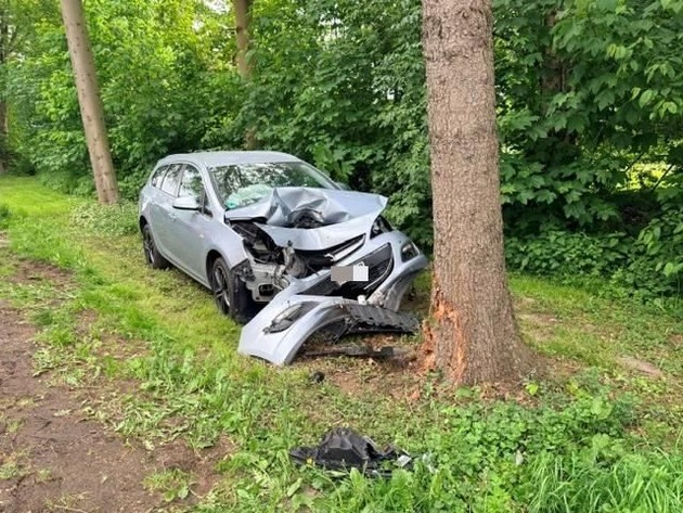 POL-STD: Mit Auto frontal gegen Baum geprallt - Fahrer leicht verletzt