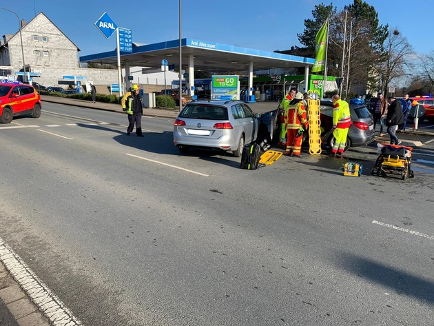 FW-Heiligenhaus: Verkehrsunfall auf der Ratinger Straße - zwei Personen verletzt. (Meldung 02/2020)