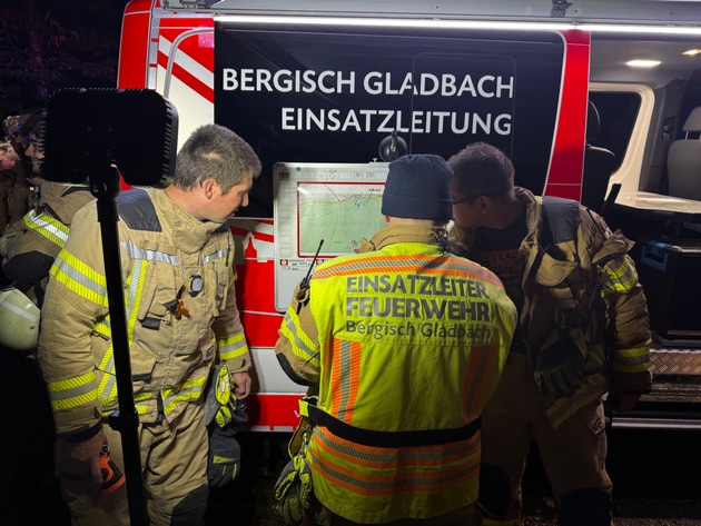 FW-GL: Person im Königsforst vermisst - Feuerwehr und Polizei mit großem Kräfteaufwand im Sucheinsatz