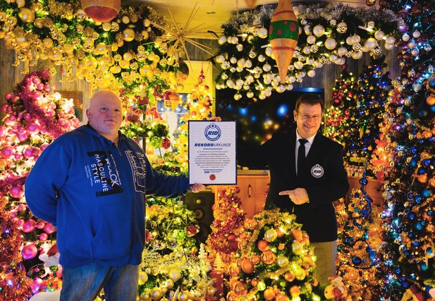 Weihnachten extrem: Die Eheleute Jeromin aus Rinteln erzielen erneut offiziellen RID-Weltrekord für die &quot;meisten geschmückten Weihnachtsbäume an einem Ort&quot; (420 Stück)