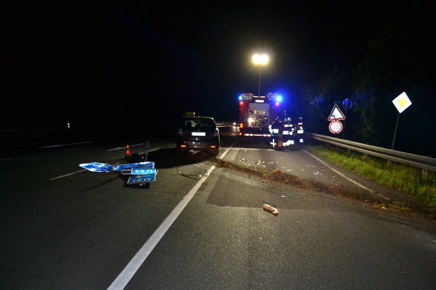 POL-HI: Holle/ Grasdorf - Pkw überfährt zwei Verkehrsinseln und prallt in Schutzplanke - ein Verletzter