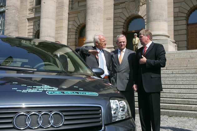 Audi präsentiert Brennstoffzellen-Auto / Ministerpräsident Stoiber fährt Audi A2H2
