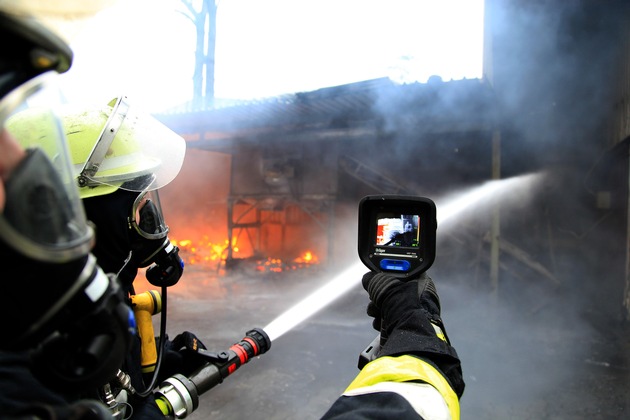 FW-E: Feuer in Essener Hafenmühle, brennt gelagertes Aluminiumgranulat