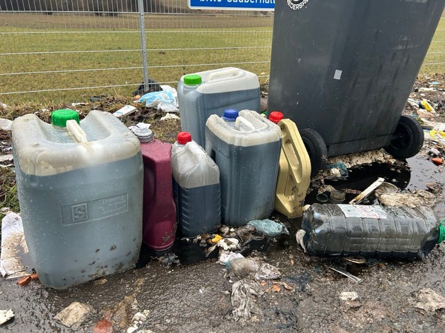 POL-HI: Illegale M&uuml;llentsorgung auf einem Parkplatz an der B3 zw. Delligsen und Alfeld