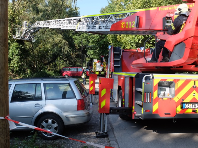 FW-GE: Baum auf Oberleitung in der Resser Mark