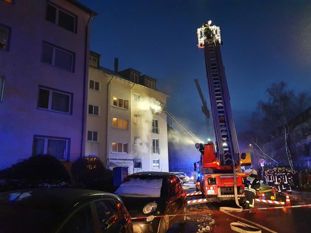 10 Hausbewohner bei Wohnungsbrand von der Feuerwehr Köln gerettet