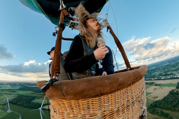 RID-Weltrekord über dem diesjährigen »Wacken Open Air« in luftiger Höhe: Luftgitarrist Johannes Ritter erzielt im Heißluftballon die neue Bestleistung für das »höchste Luftgitarren-Solo« (327 Höhenmeter) der Welt.