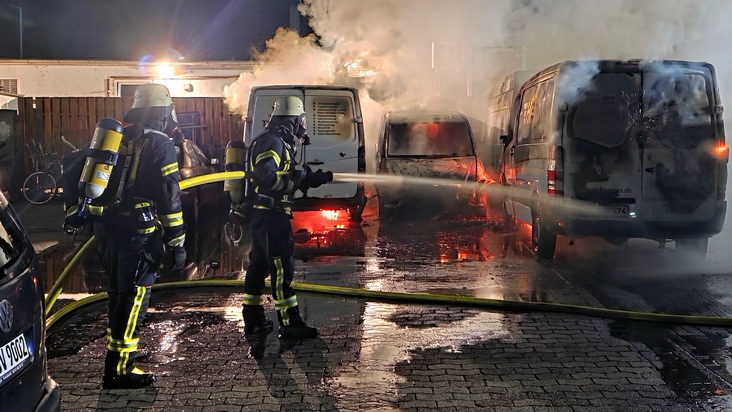 FW Celle: Mehrere Kleintransporter brennen in Westercelle