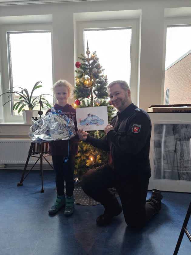 POL-CUX: Preisverleihung zum Malwettbewerb der Polizeiinspektion Cuxhaven zur Weihnachtszeit