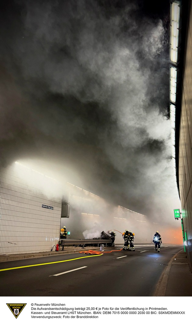 FW-M: Pkw brennt im Innsbrucker- Ring-Tunnel - Westr&ouml;hre stundenlang gesperrt (Berg am Laim)