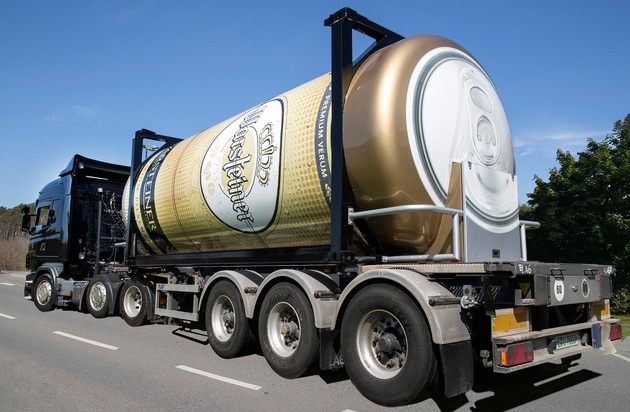 Warsteiner Brauerei: XXL-Bierdose gegen Sommerhitze / Mit 31.000 Litern Fassungsvermögen rollt die größte, mobile Bierdose auf Deutschlands Straßen