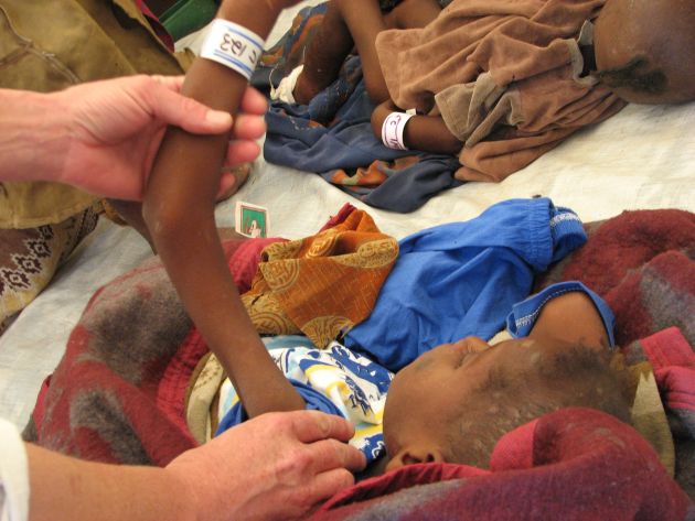 Äthiopien: Caritas ernährt 22.500 hungernde Kinder / Hungersnot spitzt sich zu - Getreidevorräte erschöpft