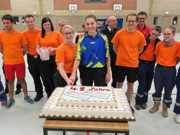 FW-Heiligenhaus: Silber für die Jugendfeuerwehr Heiligenhaus beim Jubiläums-Fußballturnier (Meldung 26/2017)