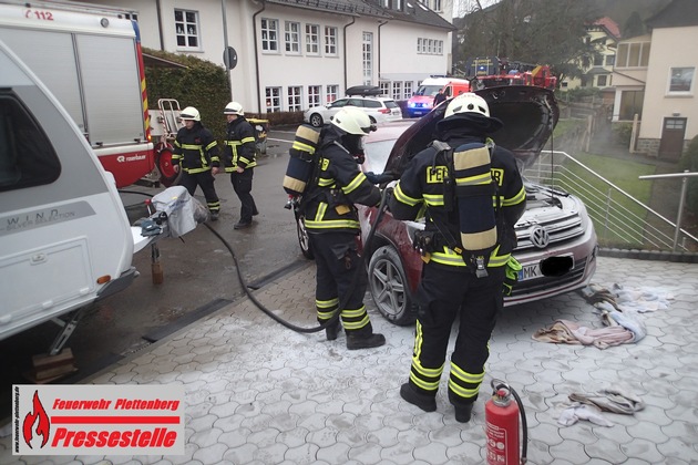 FW-PL: OT-Stadtmitte. PKW geriet in Brand