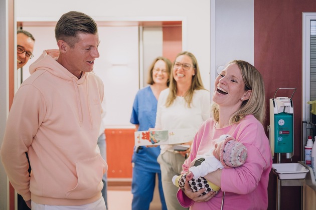 Toni Kroos besucht schwerkranke Kinder im Clemenshospital Münster