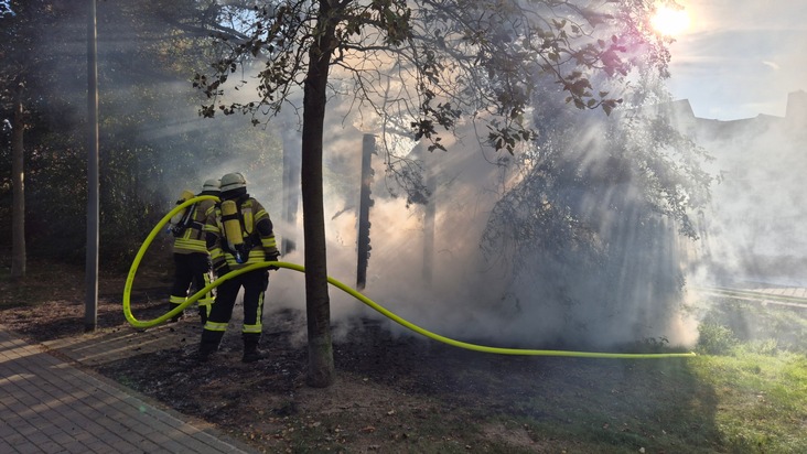 FW Südheide: Holzunterstand mit Dixi-Klo brennen in Hermannsburg