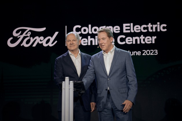 Bundeskanzler Olaf Scholz und William Clay Ford Jr. eröffnen das Electric Vehicle Center in Köln - im ersten CO2-neutralen Werk entsteht eine neue Generation Elektroautos
