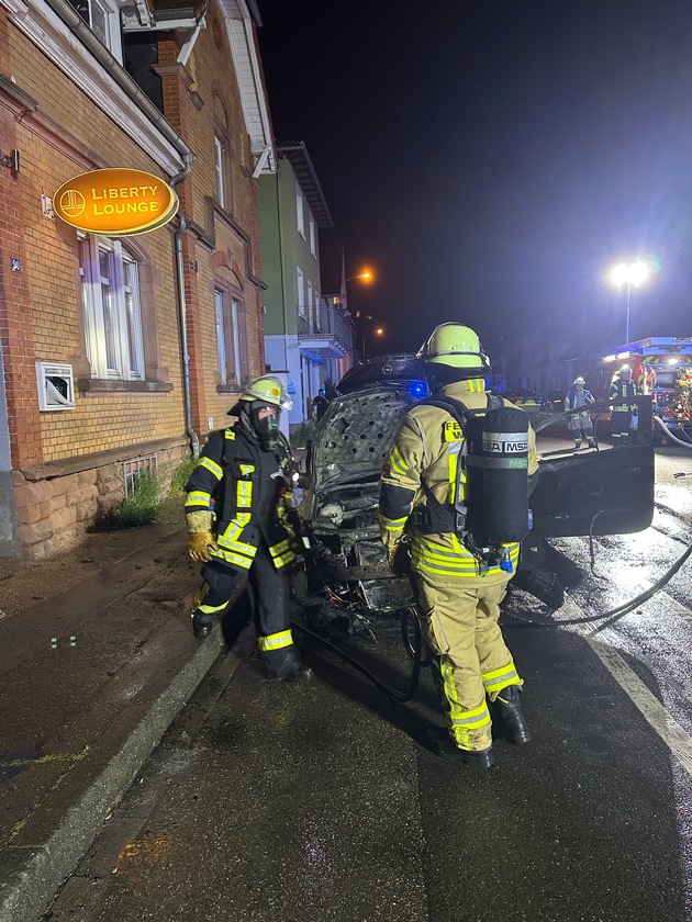 FW Weinheim: Fahrzeugbrand in Weinheim. Feuerwehr verhindert Ausbreitung auf Geb&auml;ude