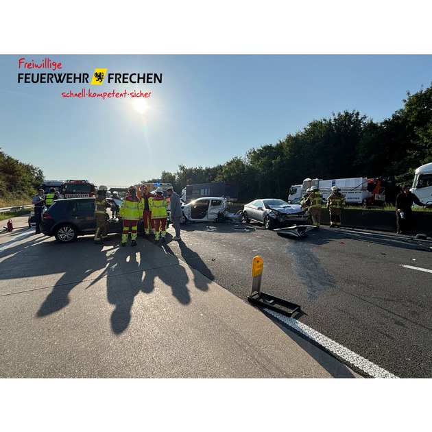 FW Frechen: Verkehrsunfall auf der A4: Sechs Verletzte - Rettungshubschrauber im Einsatz