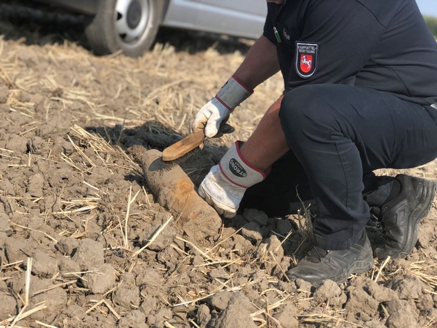 POL-STD: Sprengkörper bei Ackerarbeiten in Balje gefunden