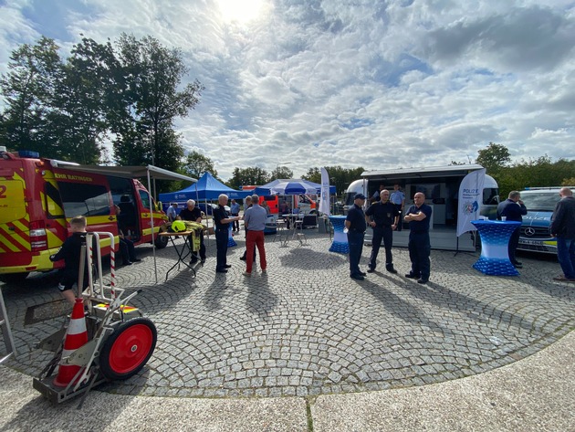 FW Ratingen: Landesweite Kontrolle des Reiseverkehrs - Feuerwehr Ratingen unterstützt Informationsveranstaltung der Polizei