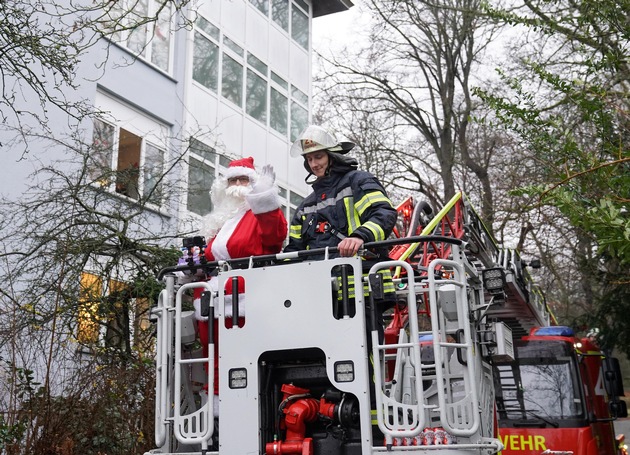 FW Hagen: Aktion zum Nikolaus an der Kinderklinik des Agaplesion AKH in Hagen - Bundesweite Aktion von 60 Feuerwehren -