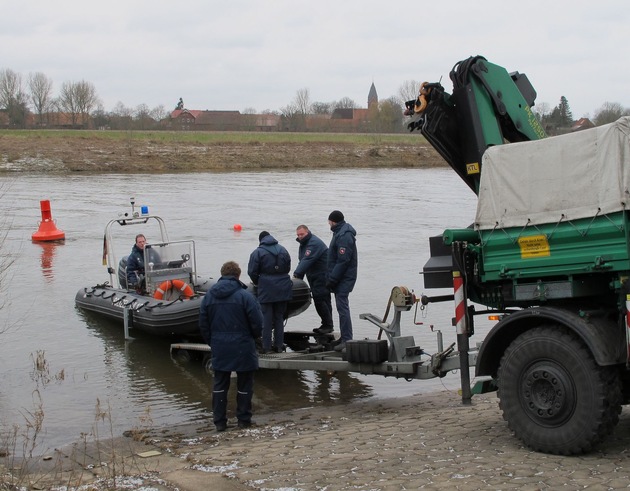 POL-NI: Suche nach vermissten LKW-Fahrer mit Hubschrauber und Sonarbooten ohne Erfolg   -Bilder im Download-