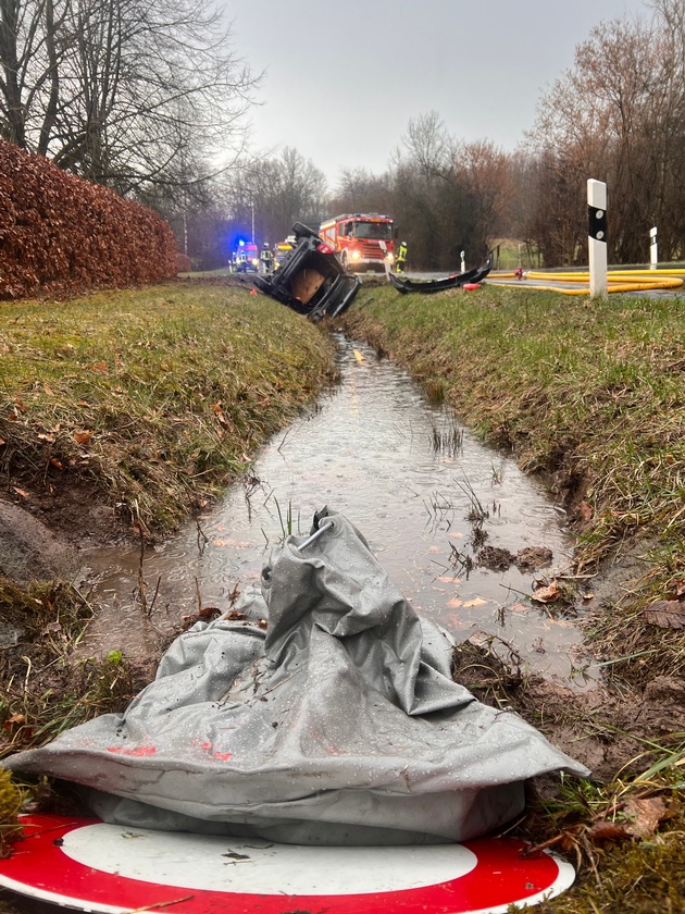 FW Horn-Bad Meinberg: PKW verunfallt und f&auml;ngt Feuer - Person verletzt in ein Klinikum Transport