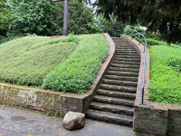 POL-KLE: Rees - Sachbeschädigung an Steintreppe / Zeugen gesucht