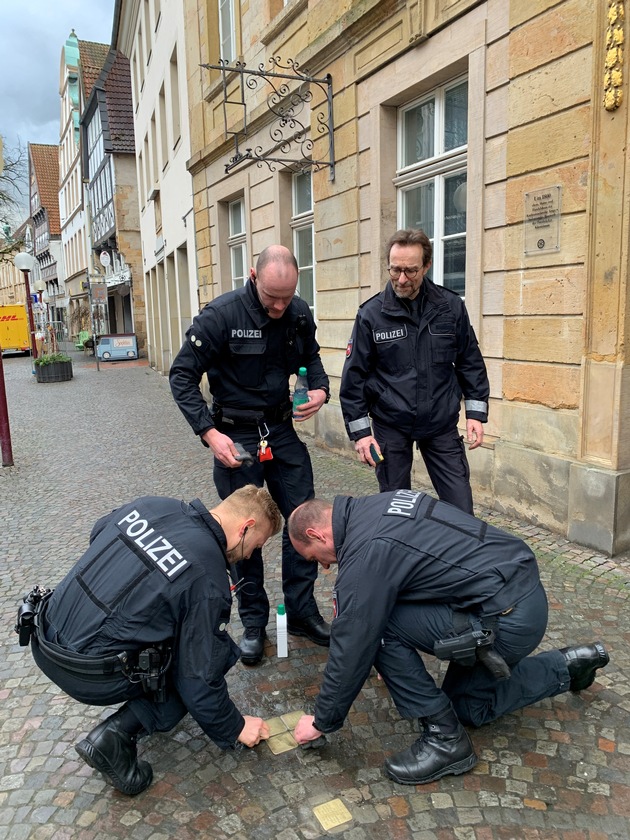 POL-OS: Polizei Osnabrück gedenkt der Opfer des Nationalsozialismus - Reinigung der Stolpersteine