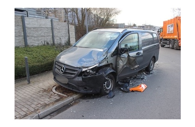 POL-ME: Zusammenstoß mit Müllwagen - Mercedes Benz Vito stark beschädigt - Velbert - 2103007