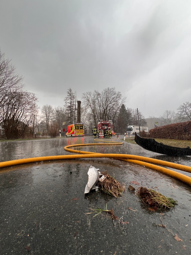 FW Horn-Bad Meinberg: PKW verunfallt und f&auml;ngt Feuer - Person verletzt in ein Klinikum Transport