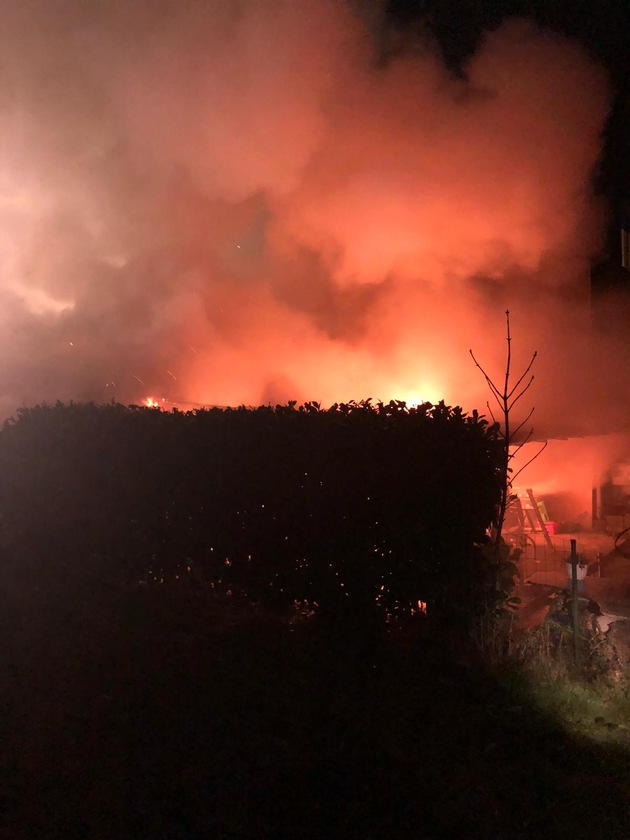 FW Lügde: Carportbrand am Haus beschäftigt Feuerwehr
