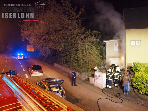 FW-MK: brennender Holzstapel an einem Wohnhaus