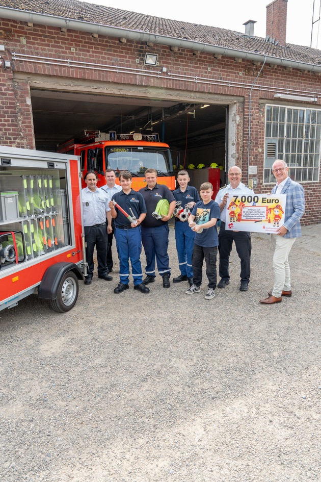 FW-MG: Stadtfeuerwehrverband Mönchengladbach: Stadtsparkasse Mönchengladbach fördert Nachwuchs - Spende ermöglicht weiteren Anhänger für junge Brandschützer