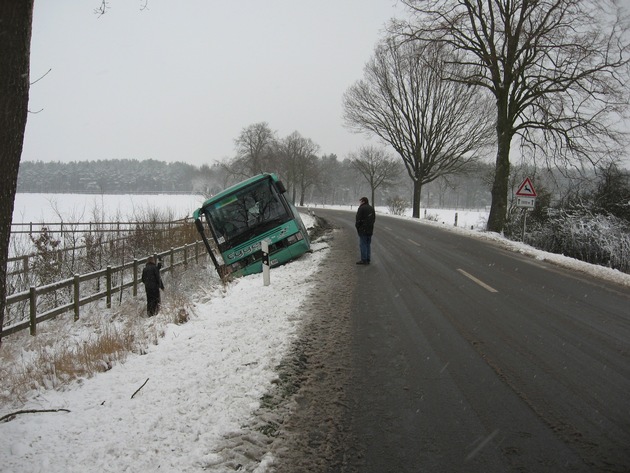 POL-WL: Quarrendorf - Schulbus in Schieflage ++ Hittfeld - Trickdiebe festgenommen ++ Winsen/L. - Schüler im Focus der Polizei ++ Buchholz - Unfallzeugen gesucht ++