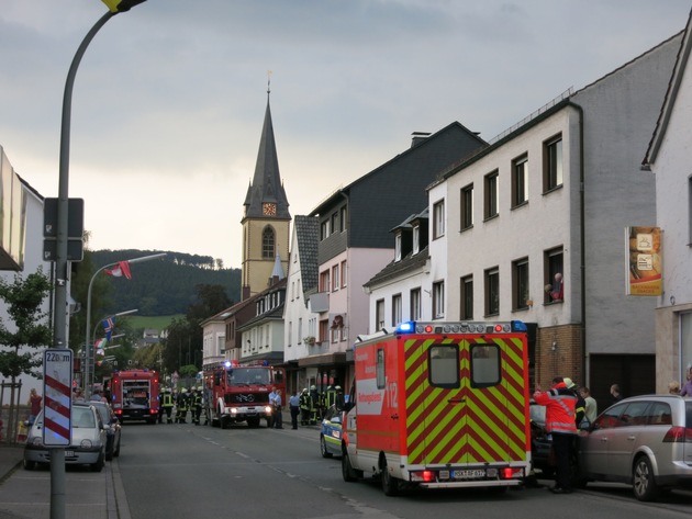 FW-AR: Arnsberger Feuerwehr rettet vier Personen aus brennender Wohnung