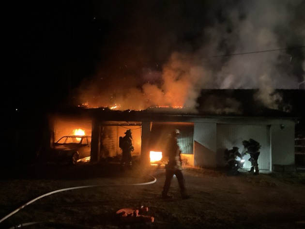 FW-DO: Garagenbrand in Dortmund-Hostedde zerstört mehrere PKW