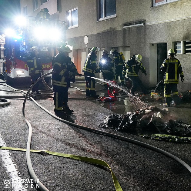 FW Hagen: Kellerbrand, Gebäude musste Stromlinien geschaltet werden.