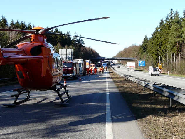 POL-WL: Lkw fährt auf Stauende, Fahrer schwer verletzt